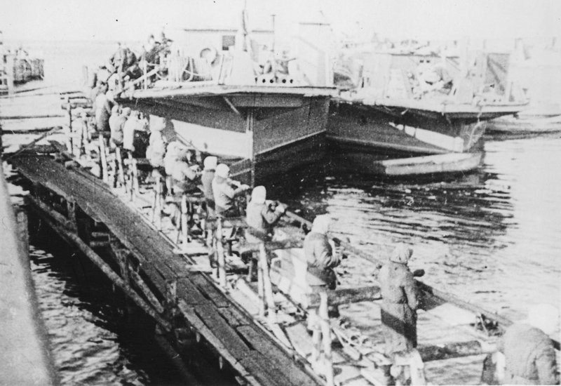 Прокладка кабеля жизни, 1942 г. Источник изображения: ПАО «ТГК-1»