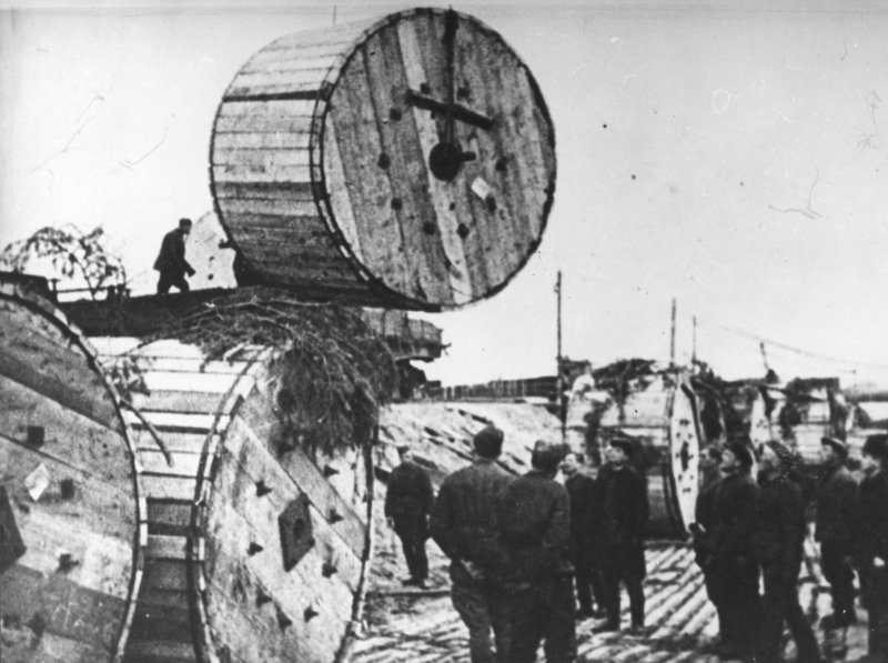 Разгрузка кабеля в бухте Морье.